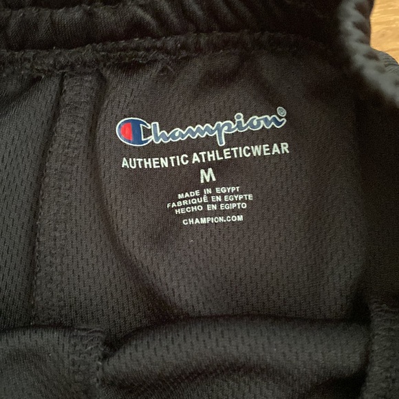 Boys Champion Authentic Athleticwear short pants with side pockets - Picture 4 of 6